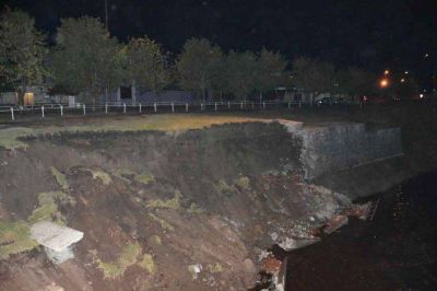 Se derrumb� la barranca del arroyo en calle Hornos