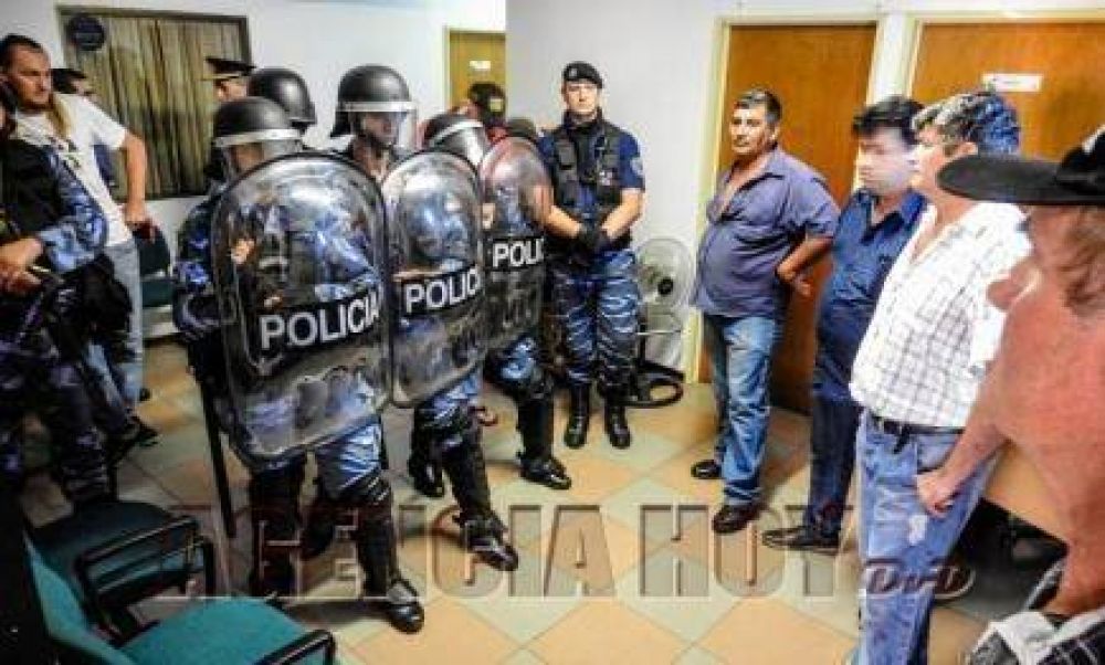 Graves incidentes entre productores yerbateros y la Polica en la sede del INYM