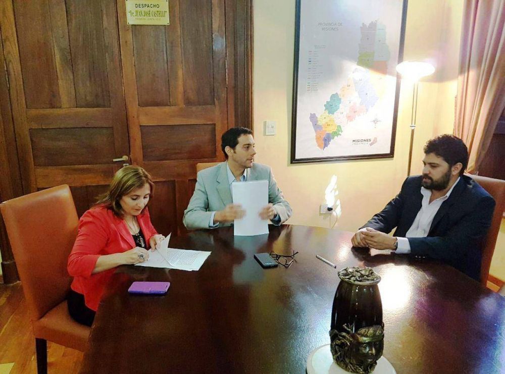 El Ministerio de Gobierno firm� convenio para incorporar al Seguro de Capacitaci�n y Empleo a las v�ctimas de violencia
