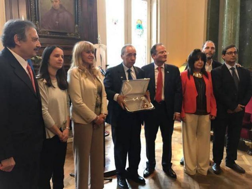 El Congreso entreg� una placa conmemorativa a la delegaci�n israel� en Argentina a 25 a�os del atentado a la embajada