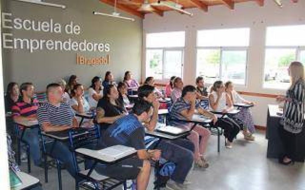 Abren escuela de emprendedores en Bragado