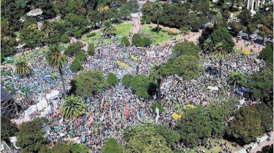 Docentes le contestaron a Vidal con una marcha y hoy siguen las protestas