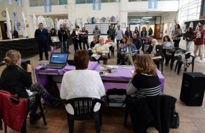 Se exhibe la muestra itinerante �40 guardapolvos por 40 a�os�