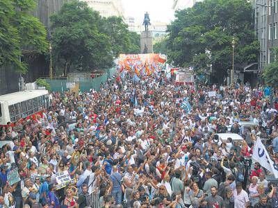 Con la estrategia de dividir y desgastar