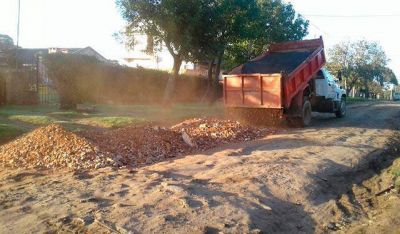 Arreglos de calles: Emvial env�a granza a la Delegaci�n Puerto, pero all� dicen que no hay materiales