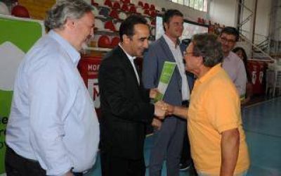 Tagliaferro entreg� escrituras de viviendas junto a De la Torre en Mor�n