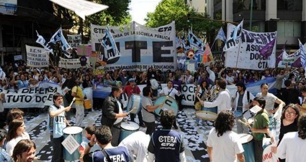 Con las paritarias estancadas, clase p�blica de los docentes porte�os frente al Cabildo