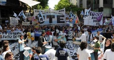 Con las paritarias estancadas, clase p�blica de los docentes porte�os frente al Cabildo