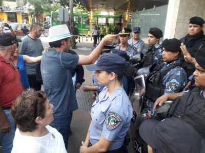 Productores salieron del edificio del Inym y esperan en la calle al directorio del Instituto