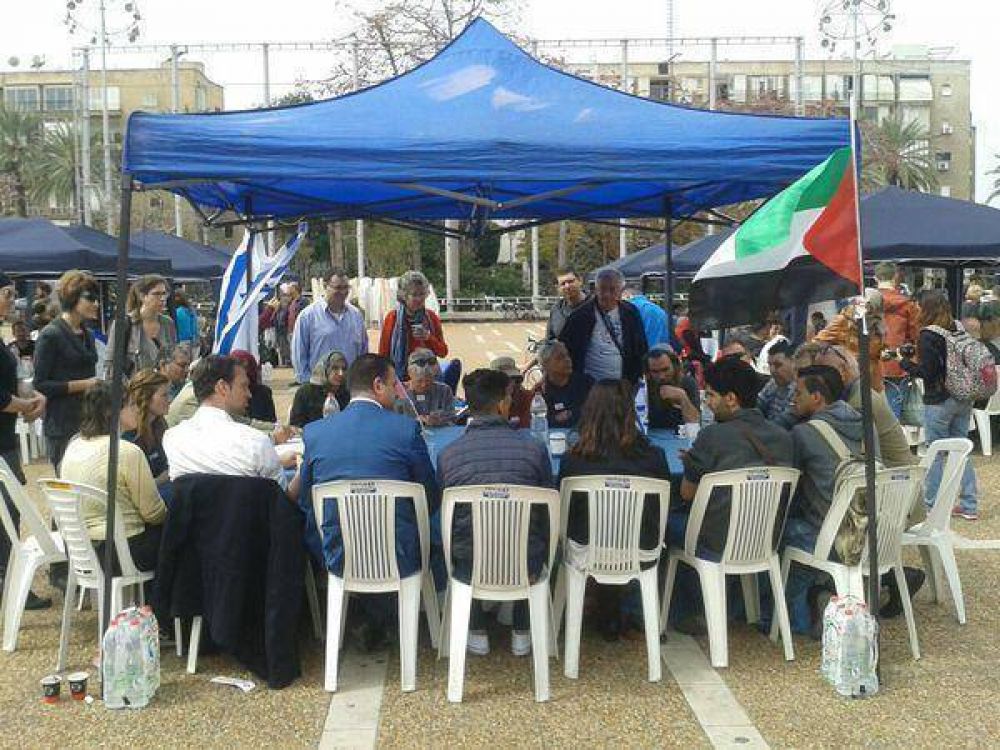 Histrico encuentro entre israeles y palestinos: ''Los pueblos hacen la paz''
