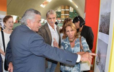 Infante visit� la muestra fotogr�fica en el Mercado Armon�a