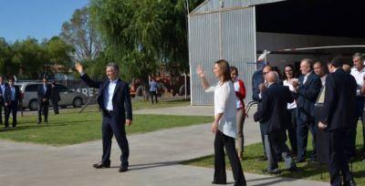 Momento hist�rico: El Presidente y la Gobernadora en Industrias Cicar� Saladillo