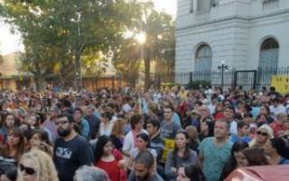 Z�rate: Protesta de vecinos frente a la Municipalidad por la inseguridad