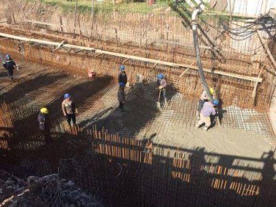 Arman el cuenco donde se drenar� el agua en la Estaci�n de Bombeo