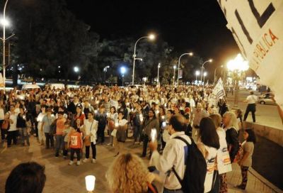 Docentes portando antorchas marcharon por las calles c�ntricas e hicieron o�r su reclamo