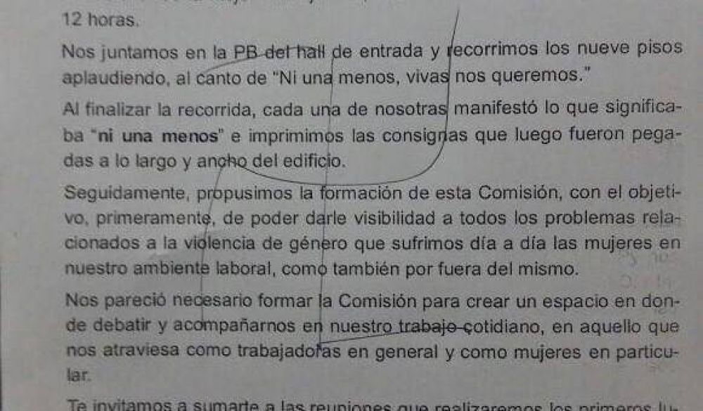 Escriben una esv�stica sobre los carteles de la Comisi�n de Mujeres de Comodor Py