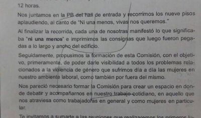 Escriben una esv�stica sobre los carteles de la Comisi�n de Mujeres de Comodor Py