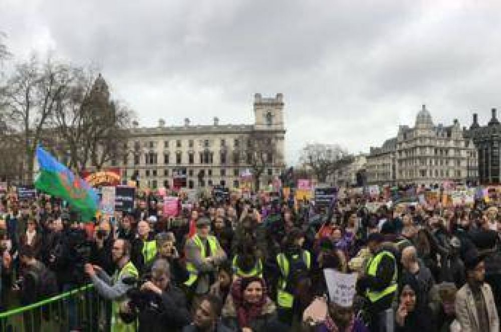Miles de britnicos protestan en Londres contra islamofobia