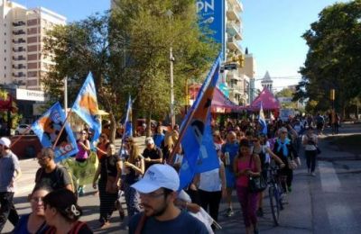 En apoyo a la Marcha Federal, los docentes neuquinos se movilizaron