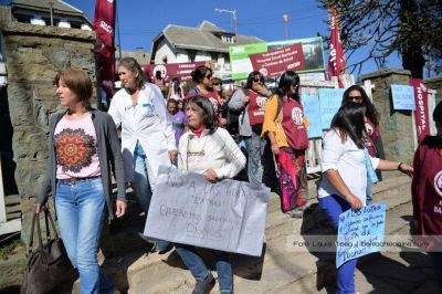 Estatales realizaron un abrazo simb�lico al Hospital Zonal