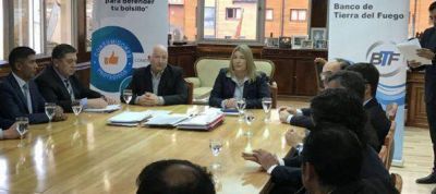 El Banco Tierra del Fuego, las C�maras de Comercio y Gobierno, presentaron el programa �Sacate un 10�