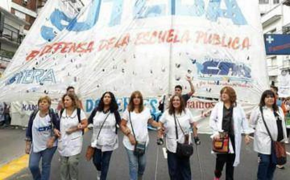  Multitudinaria marcha docente: Este Gobierno est dispuesto a no leer la realidad