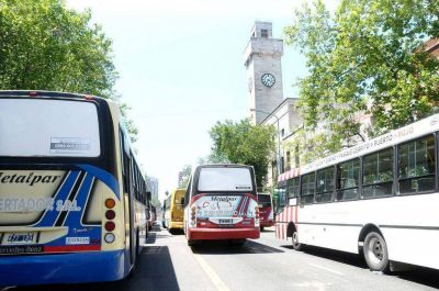 Acusan a funcionarios y a empresas de micros de falsear costos para aumentar el boleto