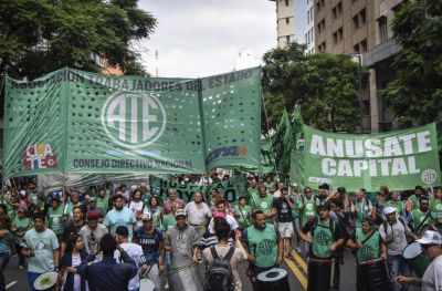 ATE meti� doblete y reclam� frente a Producci�n y de all� agrand� la marcha docente