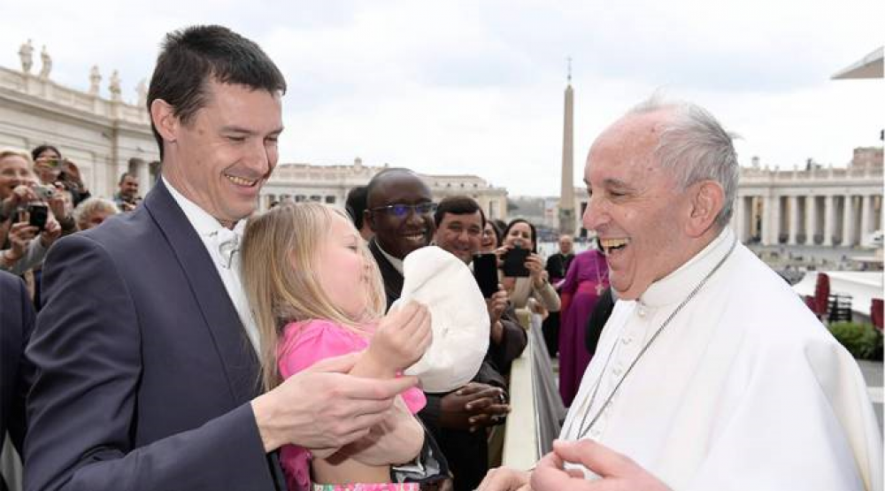 La nia que caus risas cuando saludaba al Papa en San Pedro