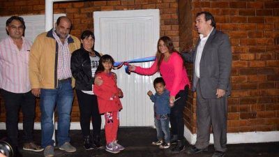 Entregaron viviendas sociales ecol�gicas en Villa Ojo de Agua