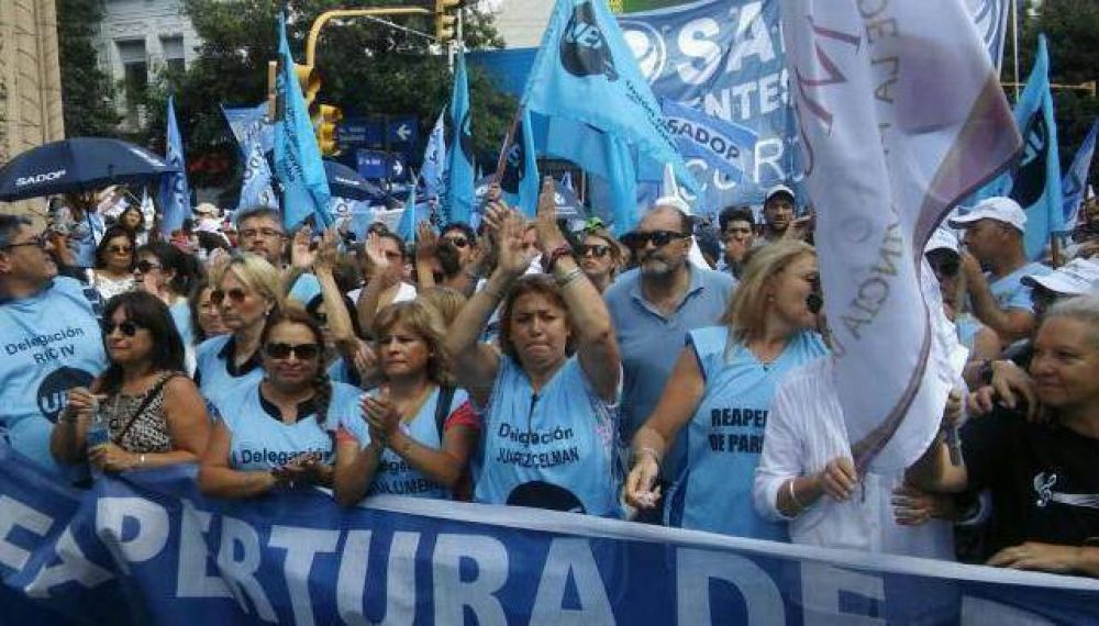 M�s que salarios, UEPC discute los descuentos