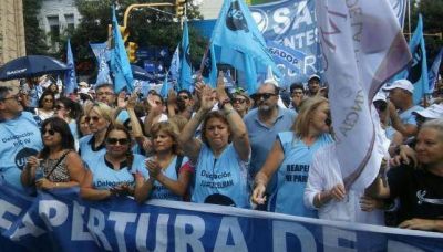 M�s que salarios, UEPC discute los descuentos