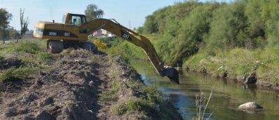 Comenzaron las tareas de limpieza en el arroyo Napost�