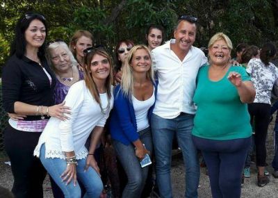 Azcona llev� guardapolvos y alimentos al comedor �Dulces Sonrisas�