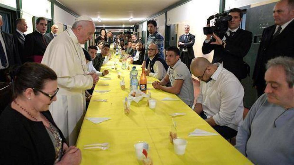 El papa Francisco almorz con detenidos en una crcel de Miln