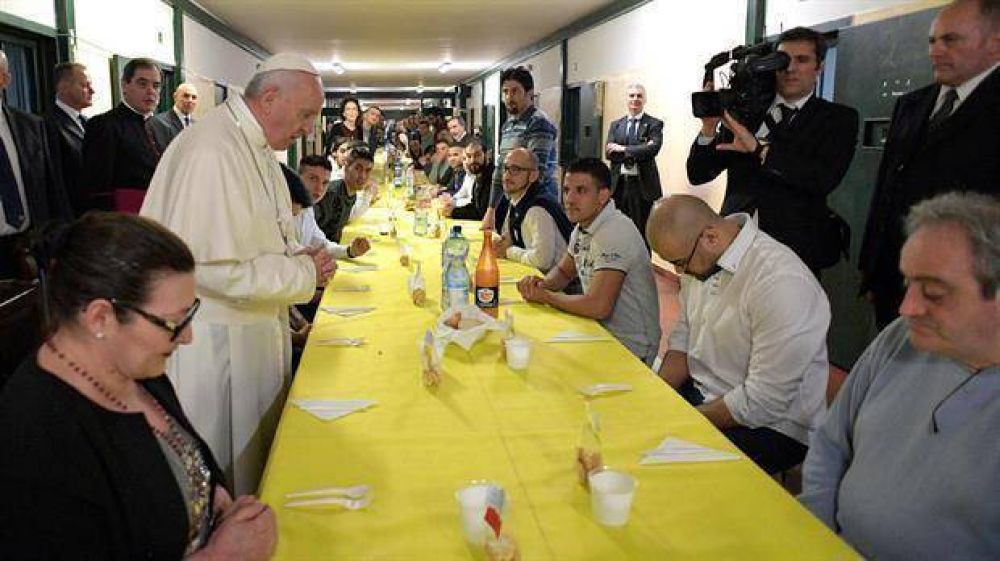 El papa Francisco almorz� con detenidos en una c�rcel de Mil�n