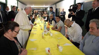 El papa Francisco almorz� con detenidos en una c�rcel de Mil�n