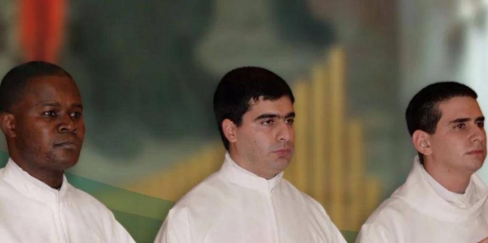 Monseor Giorgi ordenar nuevos sacerdotes de FASTA