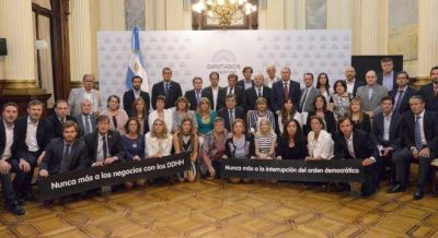 Bronca del radicalismo por pol�micos carteles sobre derechos humanos que impuso el PRO