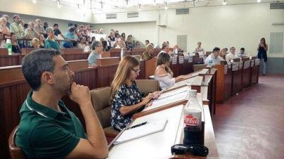 D�a de la Memoria en Tres de Febrero: tensa sesi�n especial casi termina a las pi�as