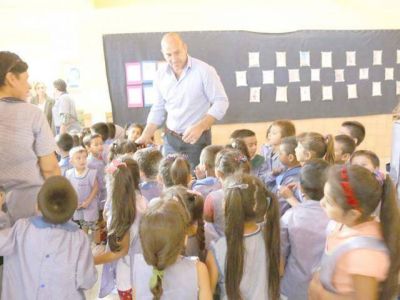 Molina inaugur� 5 aulas y dialog� con los docentes