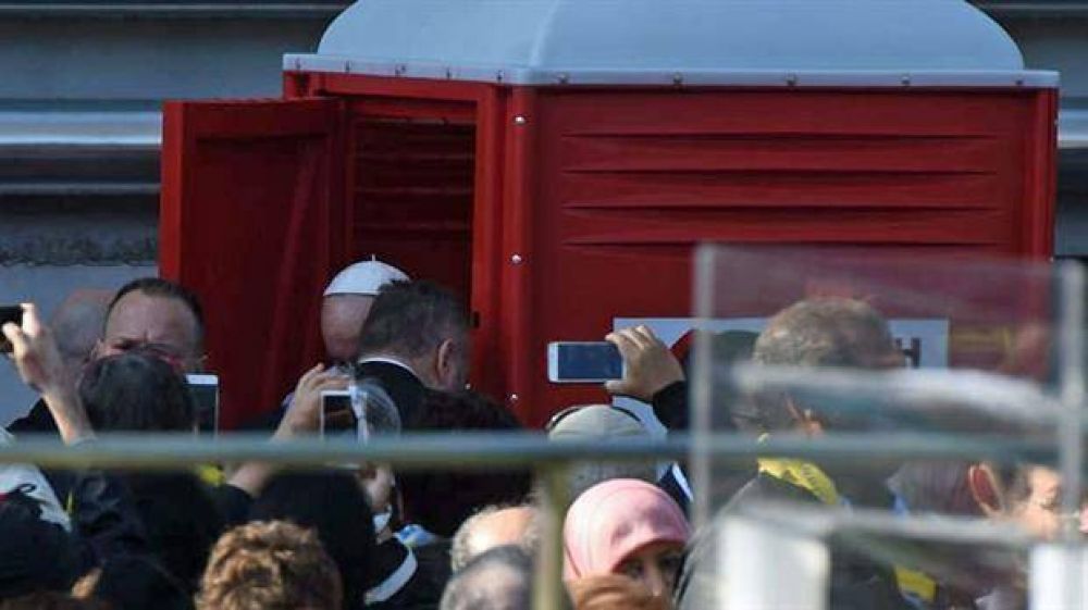 Otro gesto indito del Papa: utiliz un bao qumico en su visita a Miln