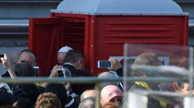 Otro gesto in�dito del Papa: utiliz� un ba�o qu�mico en su visita a Mil�n