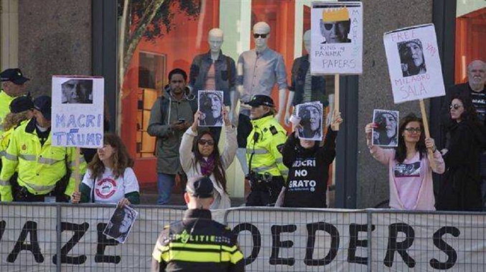 Manifestantes escracharon a Macri en la Plaza Dam de Holanda 