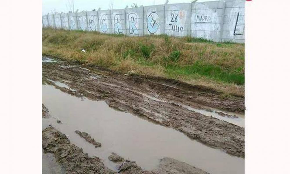 Denuncian que dos countries arrojan desechos cloacales a la calle