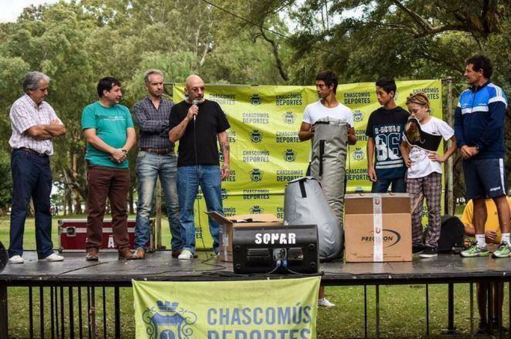 El senador Juan Curuchet particip� de la marat�n �Chascom�s sin drogas�