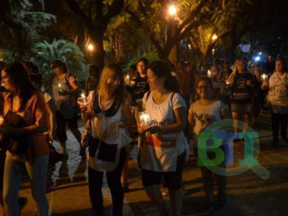 Los docentes realizaron una marcha de antorchas para iluminar la educacin