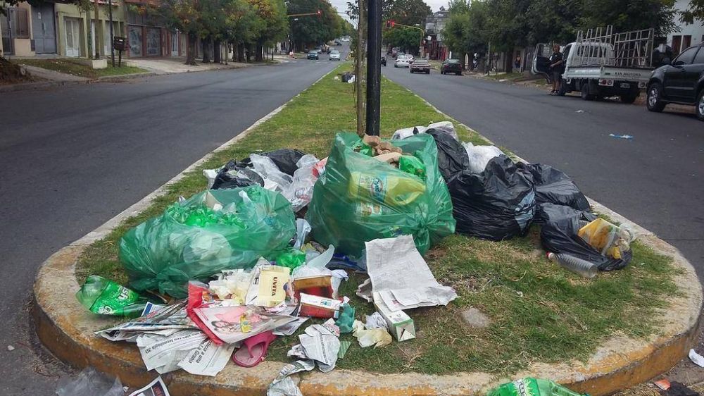 En Villa Elvira usan la rambla de basurero y es un foco infeccioso