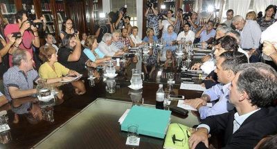 Con la posibilidad de un aumento por decreto, vuelven a reunirse Provincia y docentes