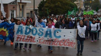 Bajo la lluvia los estatales protestaron contra la Caja de Servicios Sociales